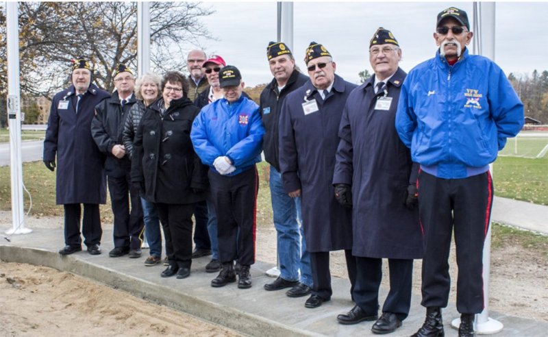 Robroy Enclosures with group of local Veterans